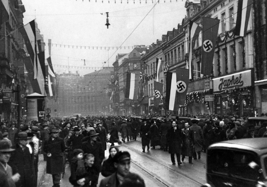 Beflaggte Bahnhofstraße 1935