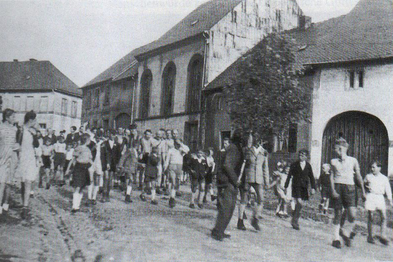 "Kerweumzug" vor Synagoge Bosen