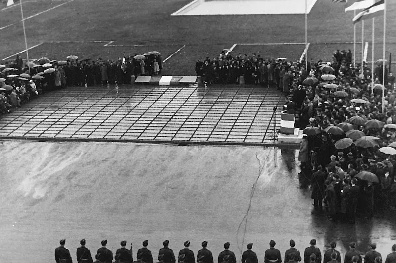 Foto Einweihung der Gedenkstätte Neue Bremm 1947 - Titelbild der Tour "Gestapo-Lager Neue Bremm"