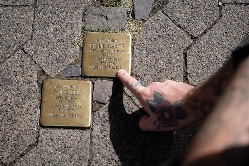Foto von Stolpersteinen in Saarbrücken - Titelbild der Tour "Stolpersteine erzählen"