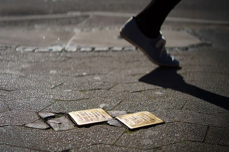 Foto von Stolpersteinen in Saarbrücken - Titelbild der Tour "Stolpersteine"
